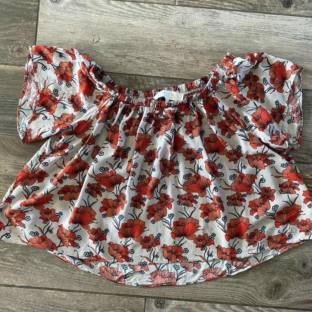 ASTR off the shoulder cropped floral blouse